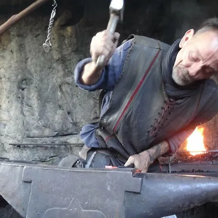 Du Sabotier - Troglodytique - A 100 M Baignade En Riviere - Location De Canoe - Circuits Cyclo - Aire De Pique-nique - 3 Restaurants