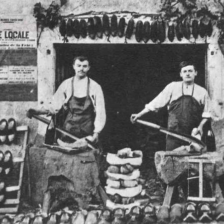 Ferienhaus Du Sabotier - Troglodytique - A 100 M Baignade En Riviere - Location De Canoe - Circuits Cyclo - Aire De Pique-nique - 3 Restaurants *