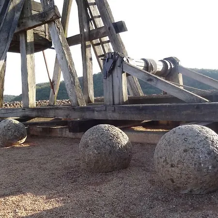Semesterbostad Du Sabotier - Troglodytique - A 100 M Baignade En Riviere - Location De Canoe - Circuits Cyclo - Aire De Pique-nique - 3 Restaurants Castelnaud La Chapelle